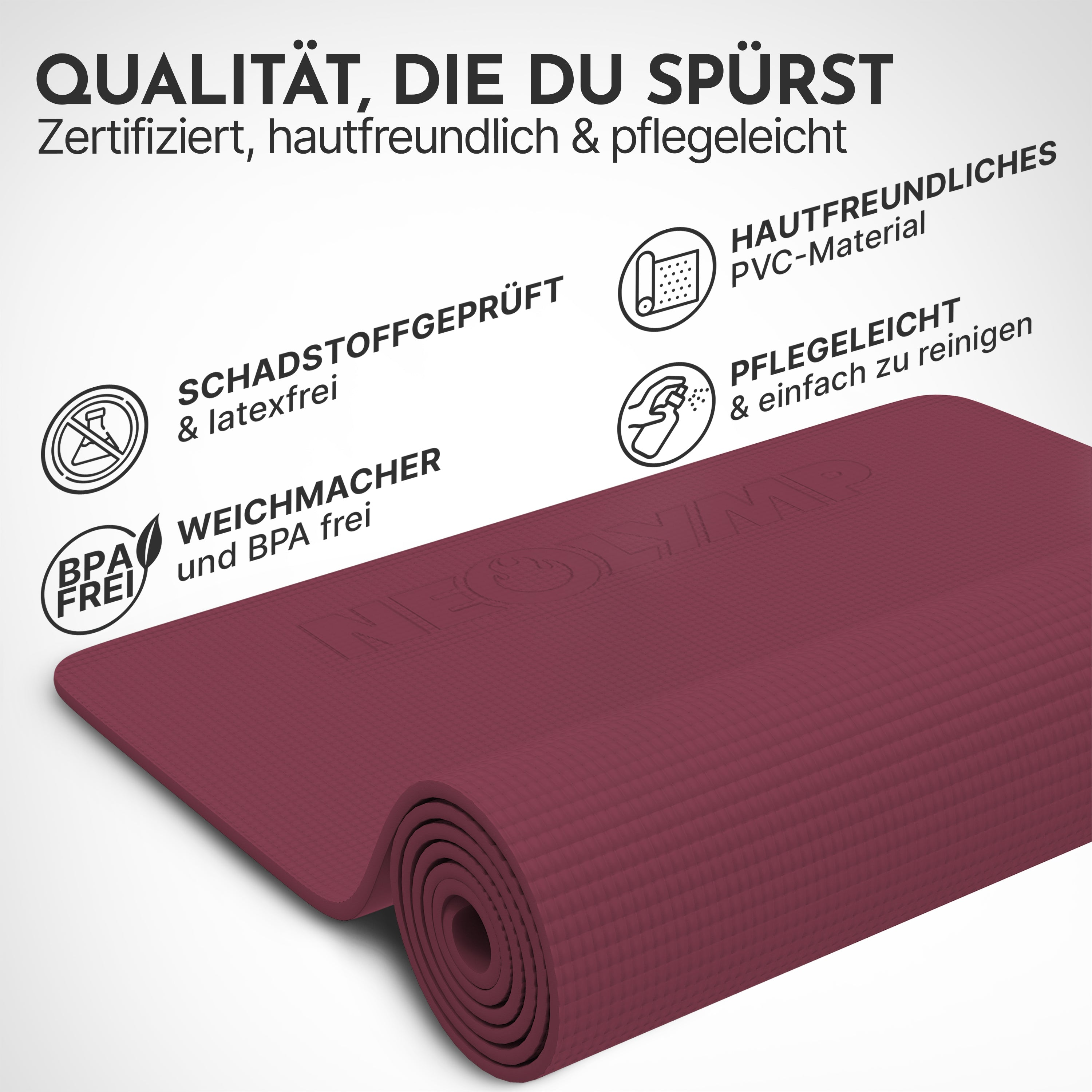 Eine weinrote Yogamatte ist aufgerollt und zeigt Text über Qualität und Zertifizierungen.