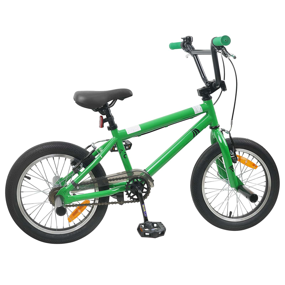 Ein grünes BMX-Fahrrad mit schwarzem Sattel und Lenker, isoliert auf Weiß.