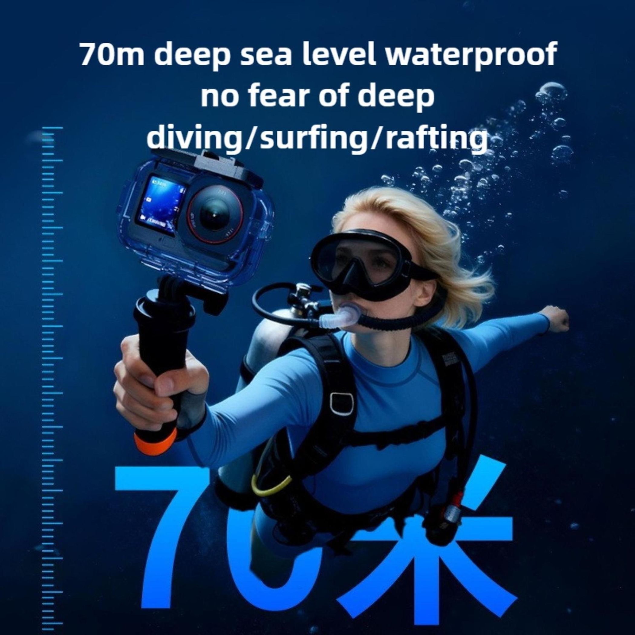 Eine Taucherin mit Ausrüstung hält eine Action-Kamera unter Wasser.
