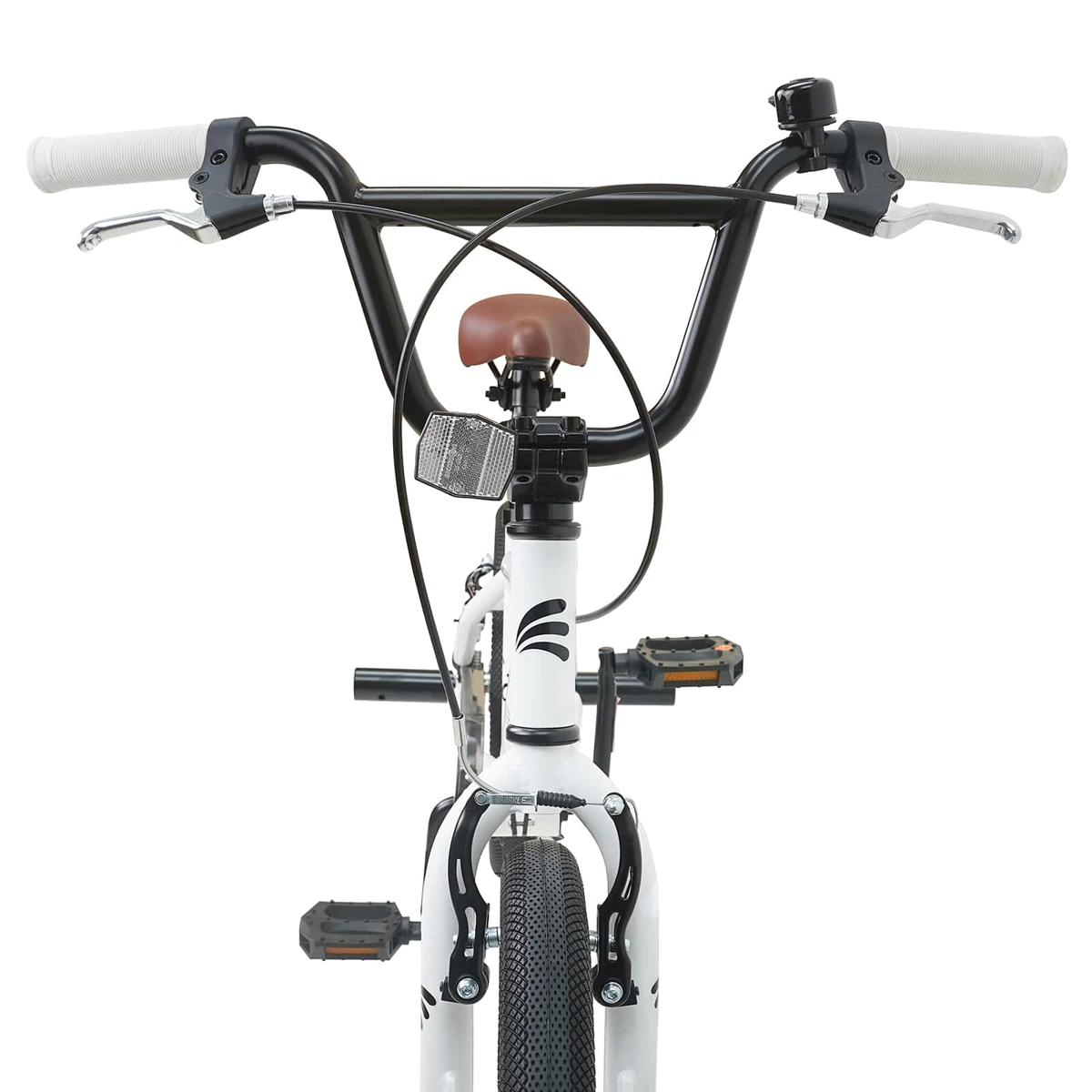 Ein weißes BMX-Fahrrad mit schwarzen Lenkern, braunem Sattel und Pedalen.