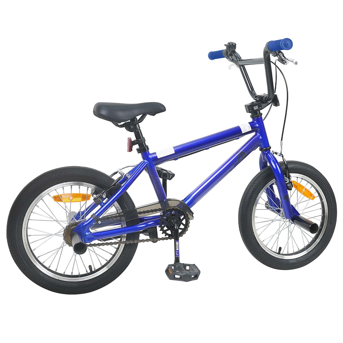 Ein blaues BMX-Fahrrad mit schwarzen Reifen, Sitz und Lenker, auf weißem Hintergrund.