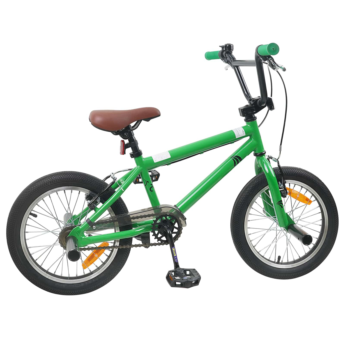 Grünes BMX-Fahrrad mit braunem Sitz und schwarzen Pedalen auf weißem Grund.