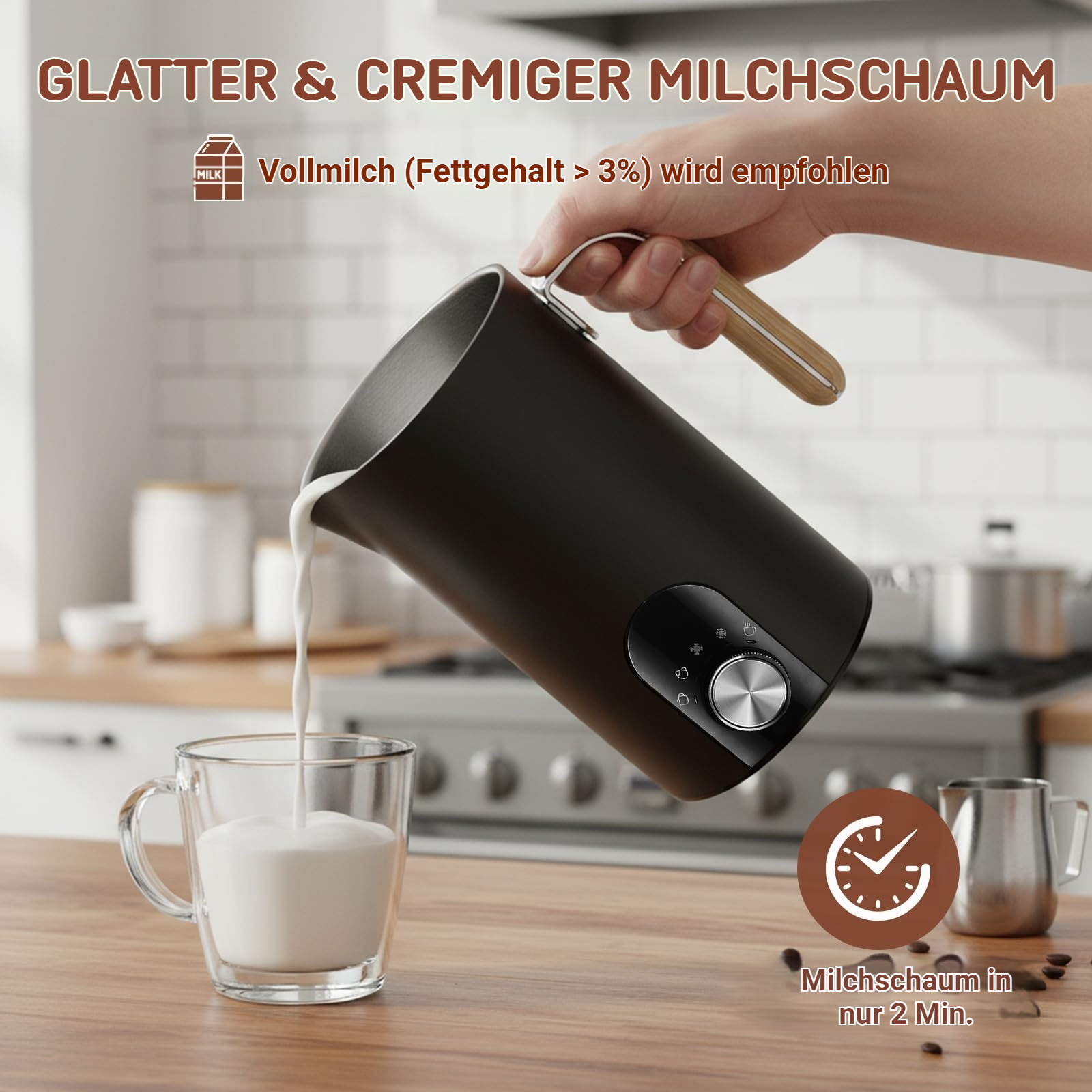 Ein schwarzer Milchaufschäumer gießt Milch in ein Glas. Milch wird empfohlen.