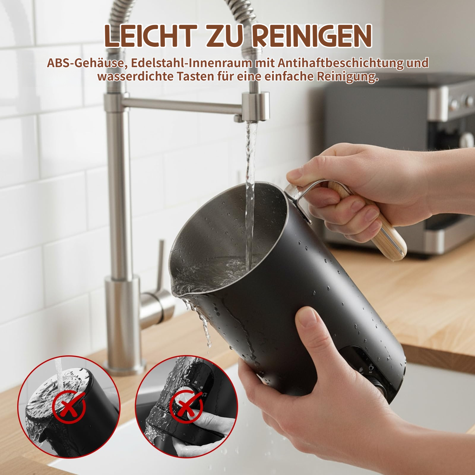 Eine Person spült einen schwarzen Wasserkocher unter einem Wasserhahn ab. Zwei Detailaufnahmen zeigen, dass Wasser nicht in die Tasten gelangen darf.