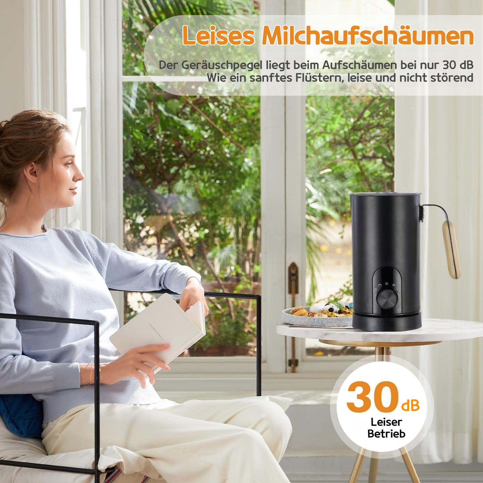 Frau liest Buch, neben einem schwarzen Milchaufschäumer mit 30 dB leisem Betrieb.