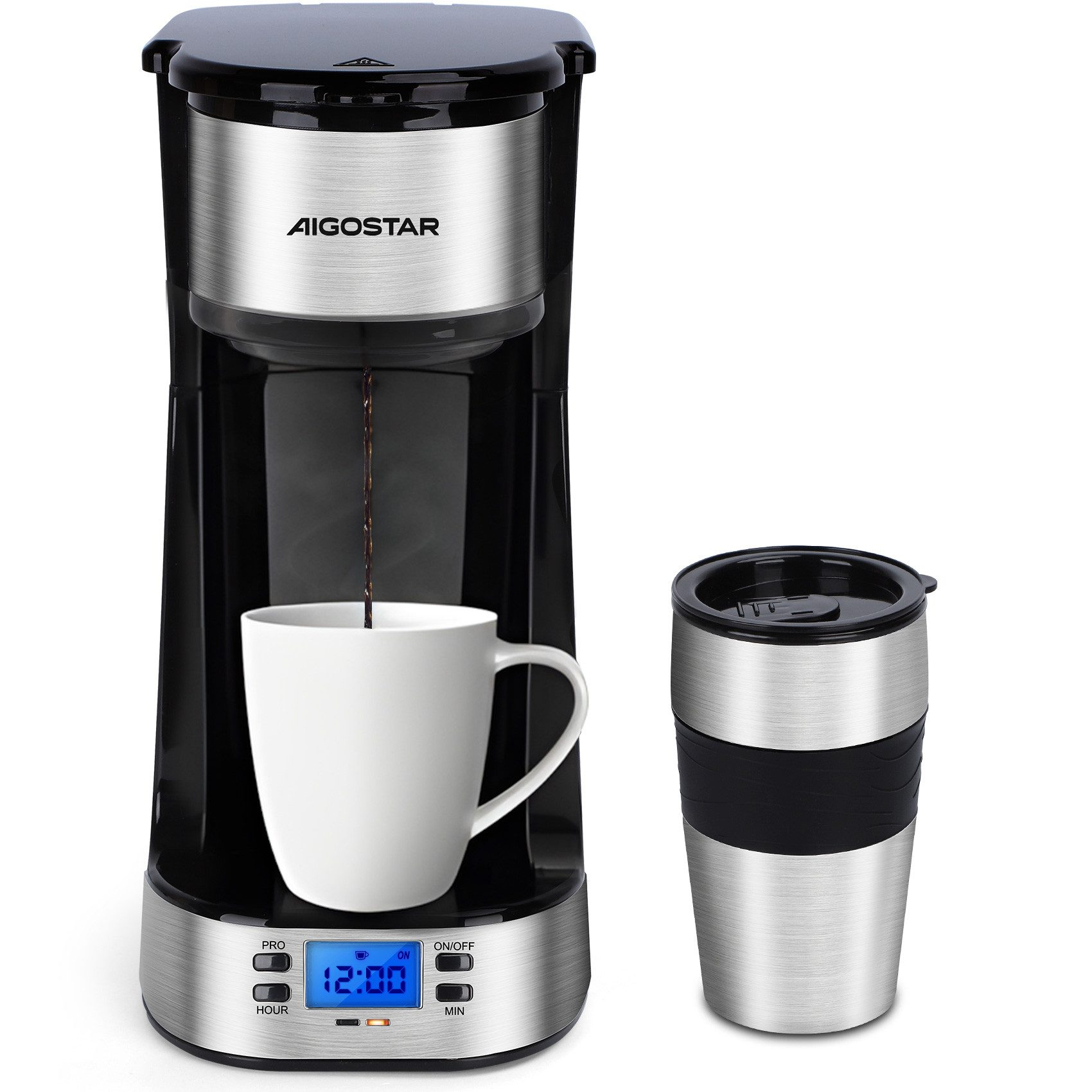 Eine schwarze Kaffeemaschine brüht Kaffee in eine weiße Tasse. Daneben steht ein silberner Becher.