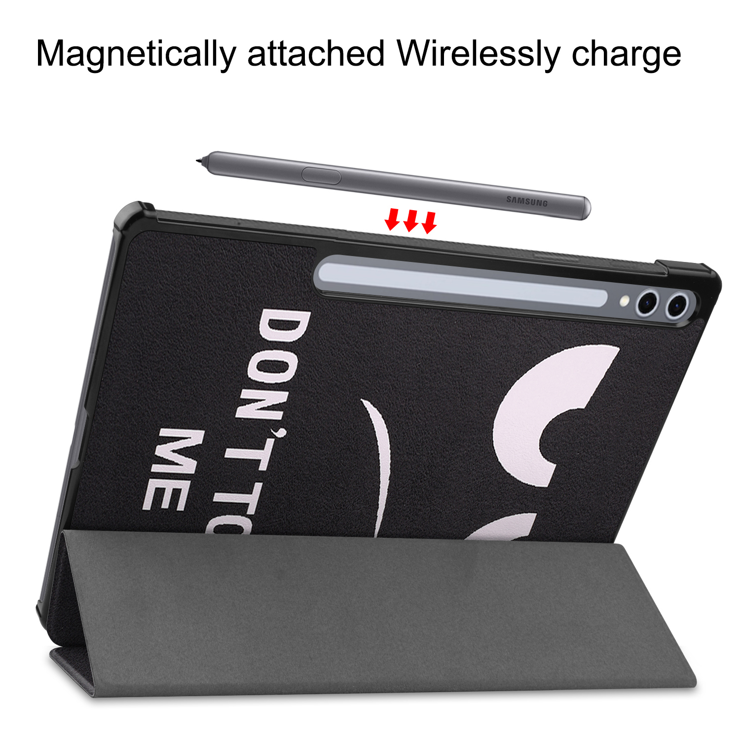 Tablet grigio con stilo attaccato magneticamente e in carica wireless.