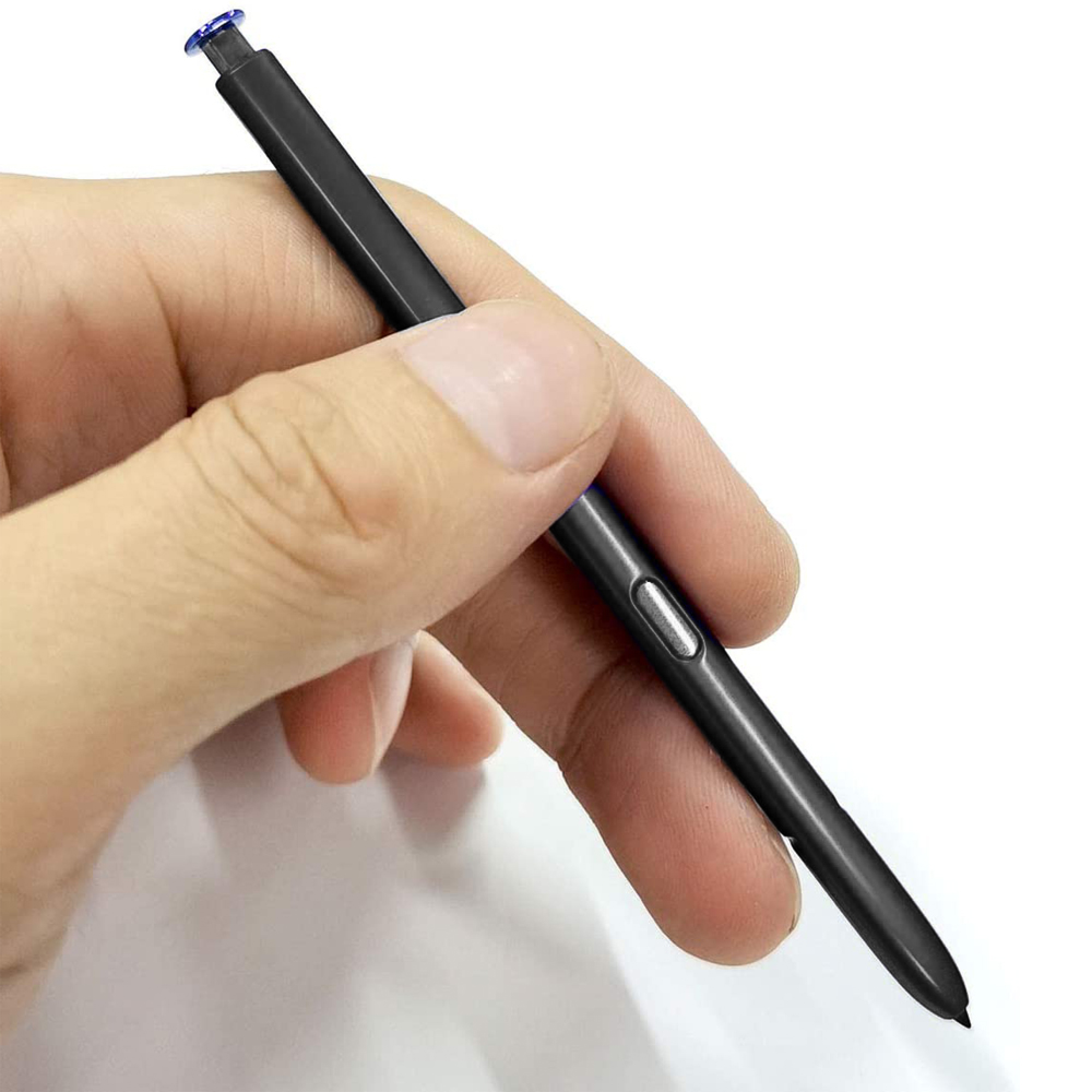 Eine Hand hält einen schwarzen Stift mit blauer Kappe und silbernem Knopf.