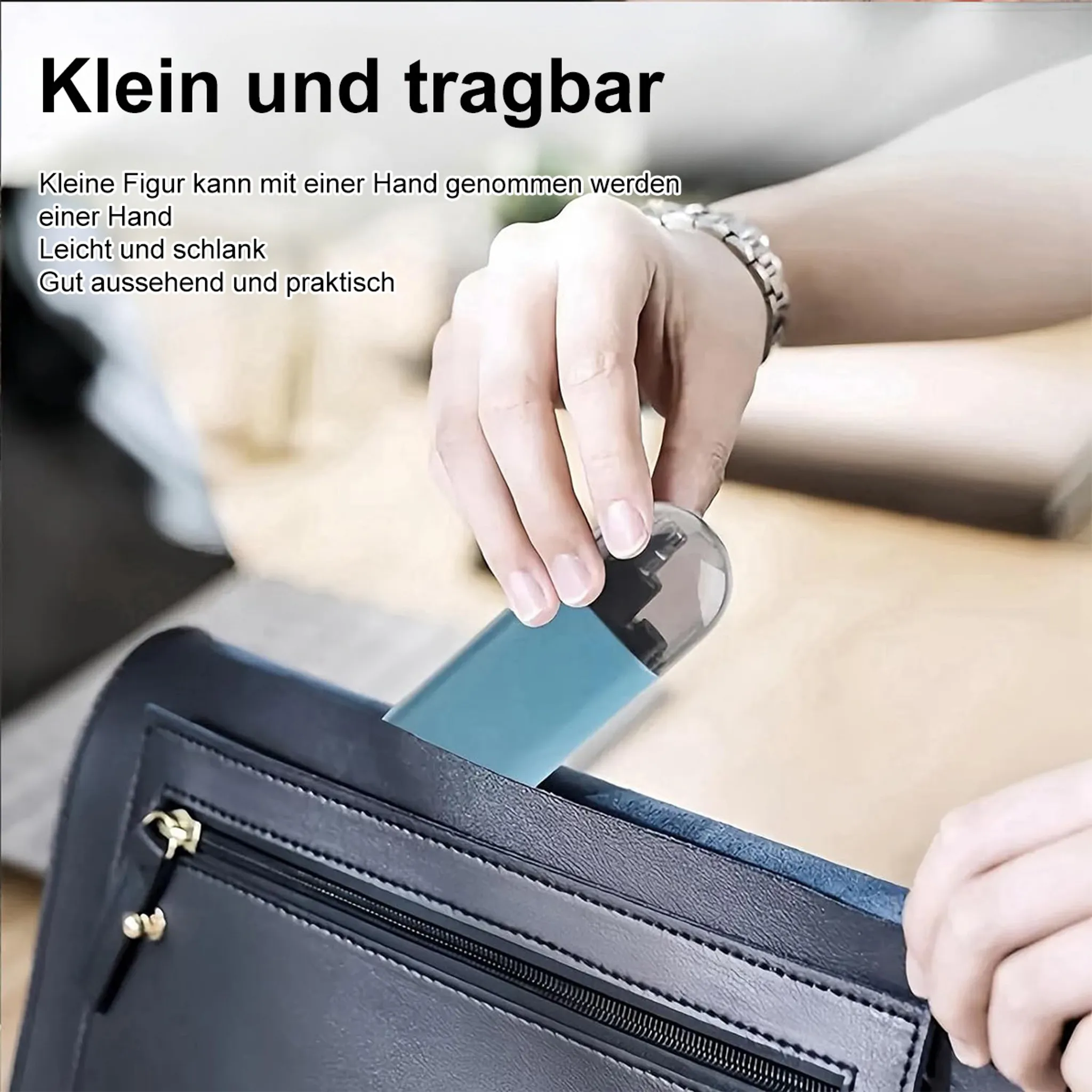 Eine Hand legt ein blaues, schlankes Gerät in eine schwarze Tasche.