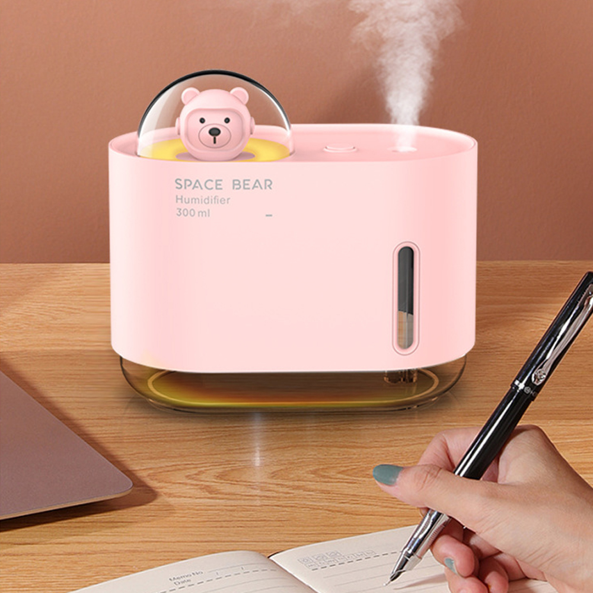 Ein rosa Luftbefeuchter mit Teddybär-Design gibt Dampf ab.