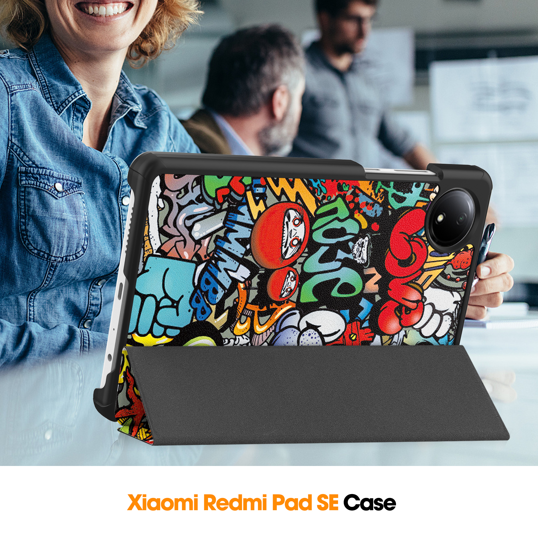Ein Tablet mit buntem Graffiti-Muster auf der Rückseite, das auf einem Tisch steht.