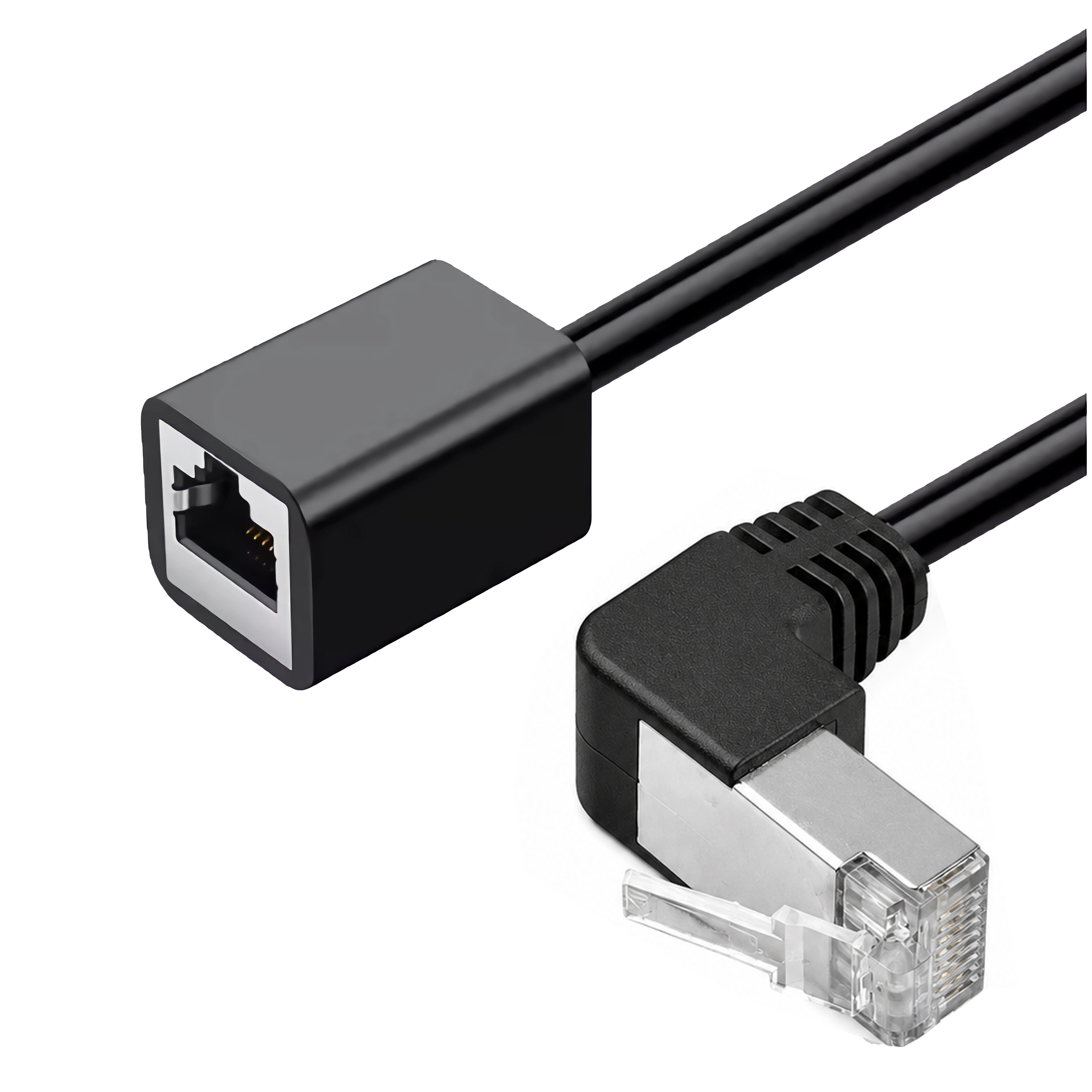 Ein schwarzes Ethernet-Kabel mit abgewinkeltem Stecker und einem geraden Steckeradapter.