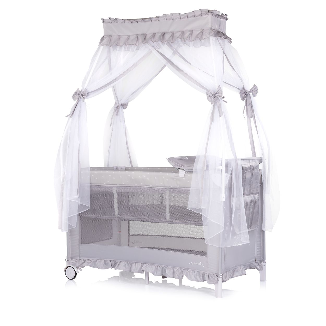 Ein graues Babybett mit Baldachin aus weißem Tüll und Rüschen.