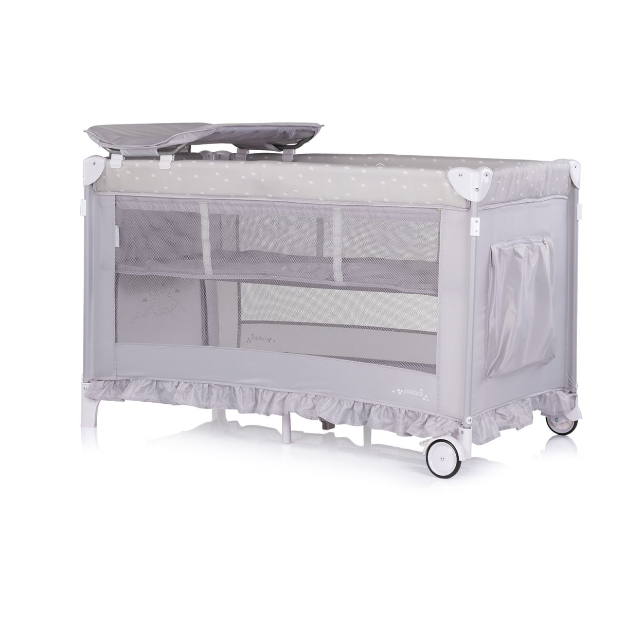 Ein graues Babygitterbett mit Rädern und einer Wickelauflage.