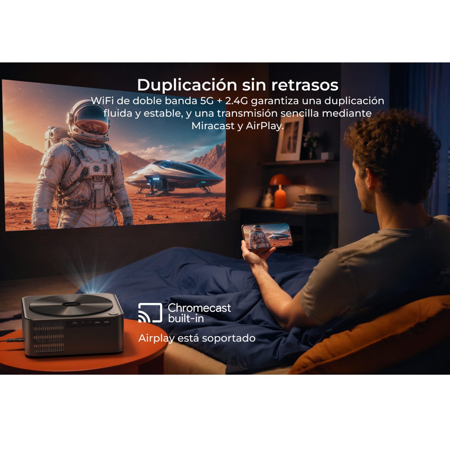 Un hombre mira un smartphone con astronautas en el espacio. Un proyector está cerca.