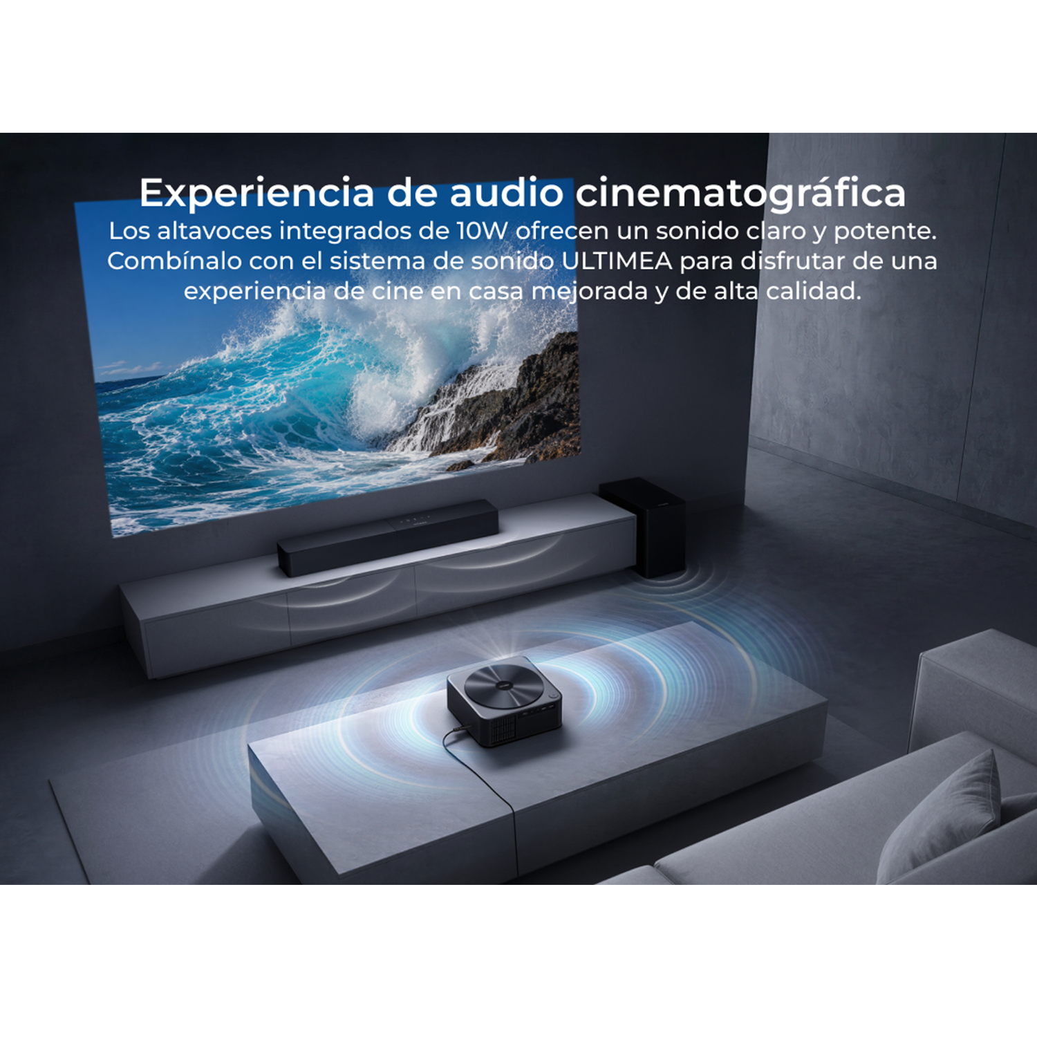 Un proyector en una mesa proyecta una ola en una pantalla. Un altavoz se sienta a su lado.