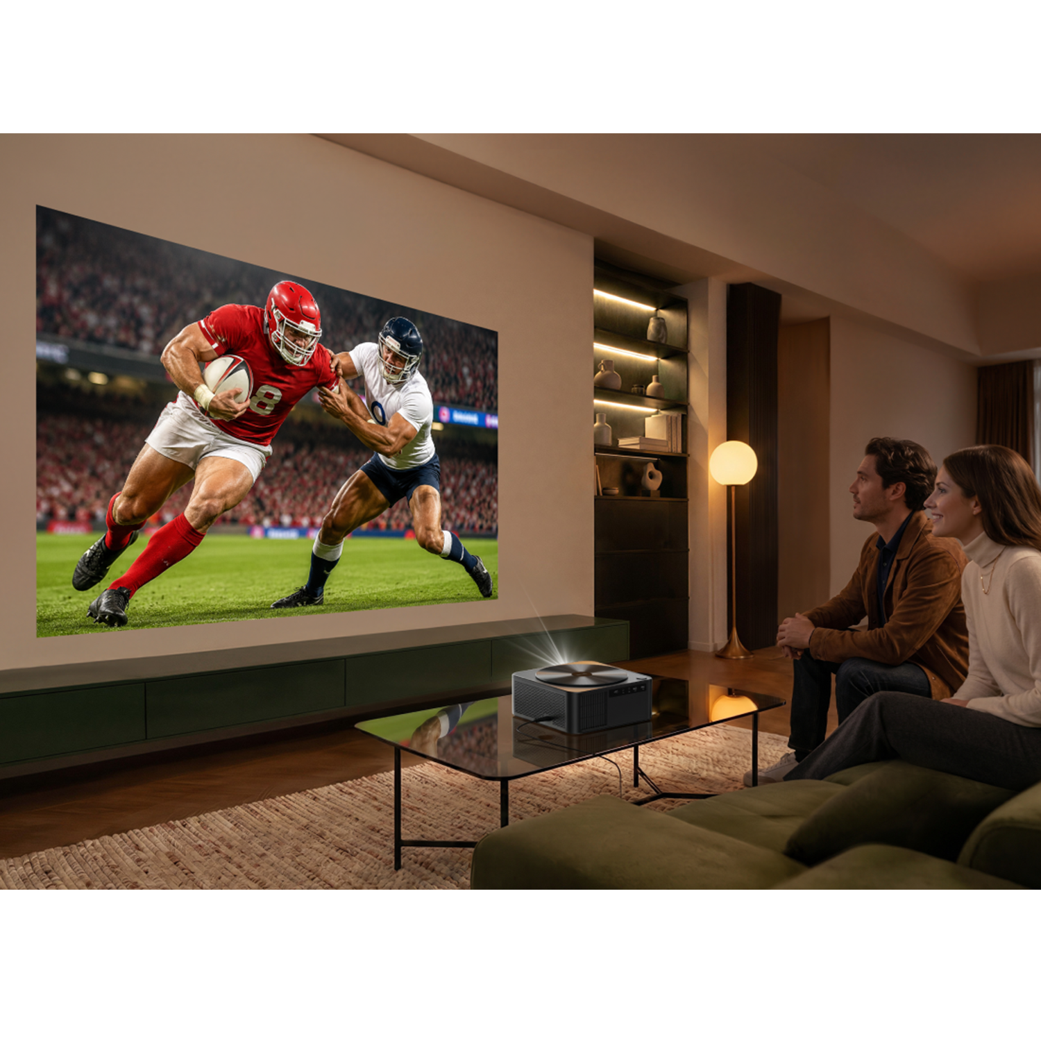 Una coppia guarda il rugby su un grande schermo illuminato da un proiettore.