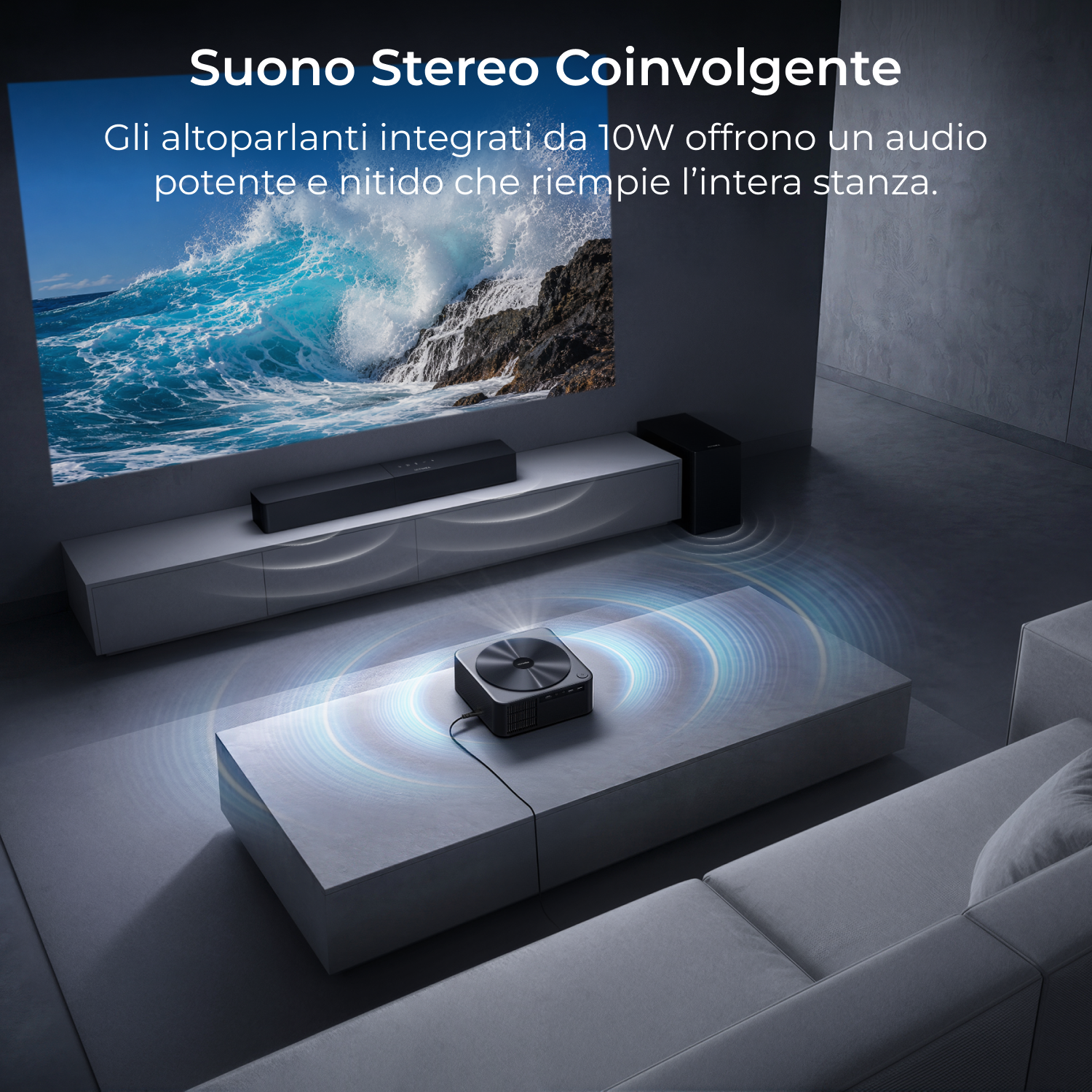 Un proiettore e una soundbar in un soggiorno, che proiettano una scena di onde che si infrangono.