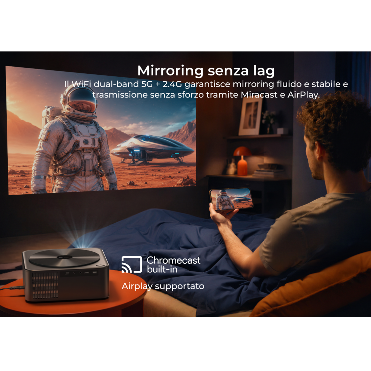 Uomo tiene telefono con immagine astronauta, proiettata su schermo. Notte.