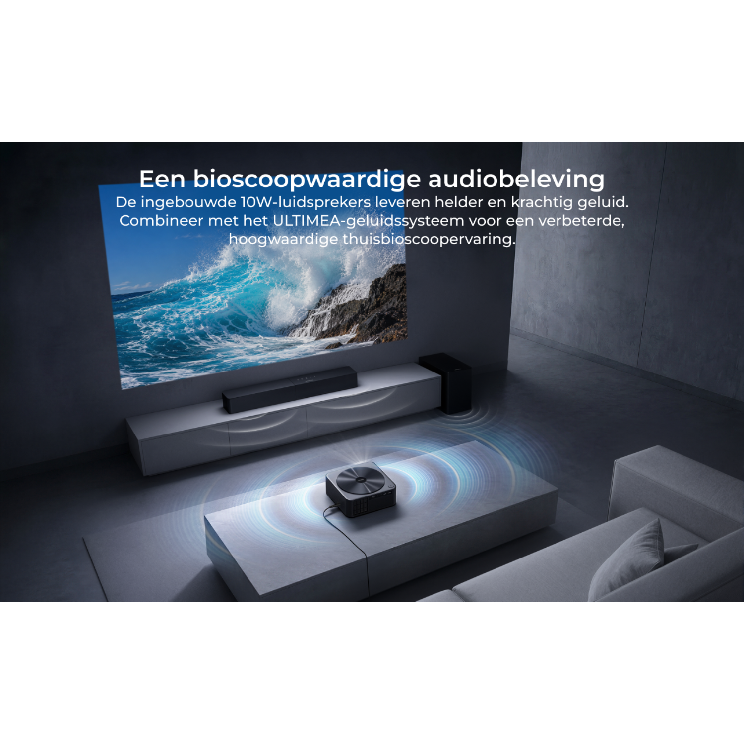 Un projecteur affiche une vague sur un écran, avec une enceinte à côté.