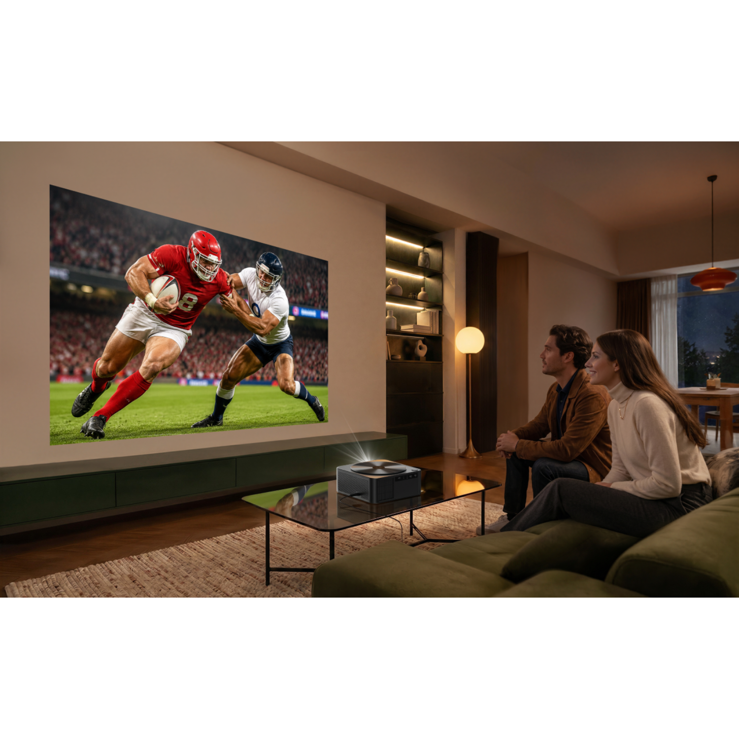 Un couple regarde un match de football américain sur un écran, avec un projecteur sur la table basse.
