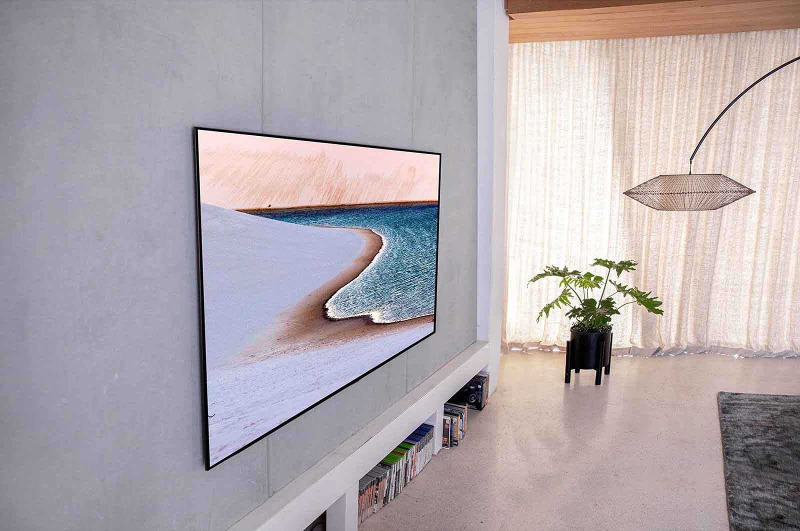 Un soggiorno moderno con TV che mostra un paesaggio balneare.