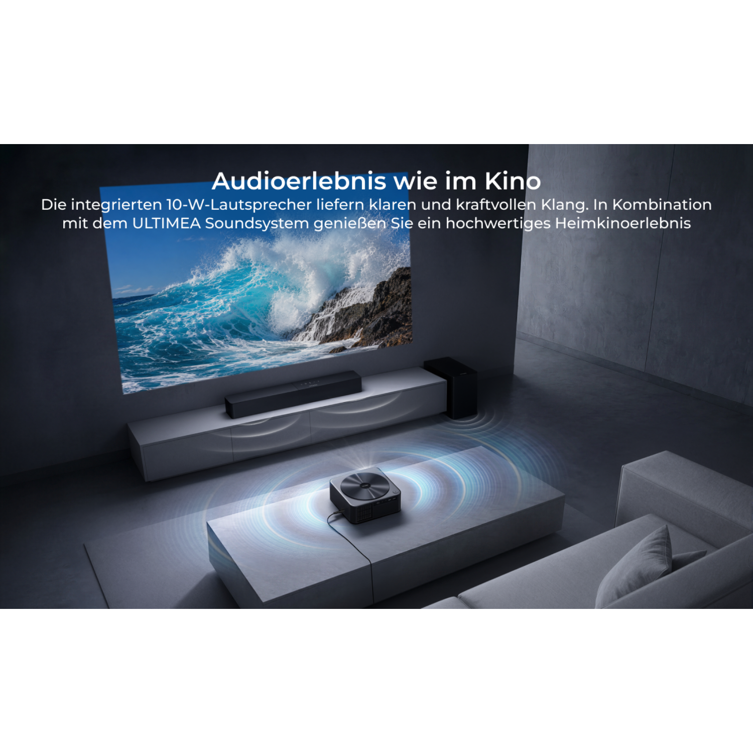 Heimkino mit Projektor, Soundbar, Subwoofer und Couch. Wellenmuster zeigen Ton.