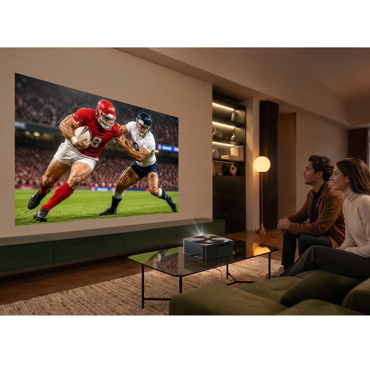 Een projector toont een voetbalwedstrijd aan een stel op de bank.