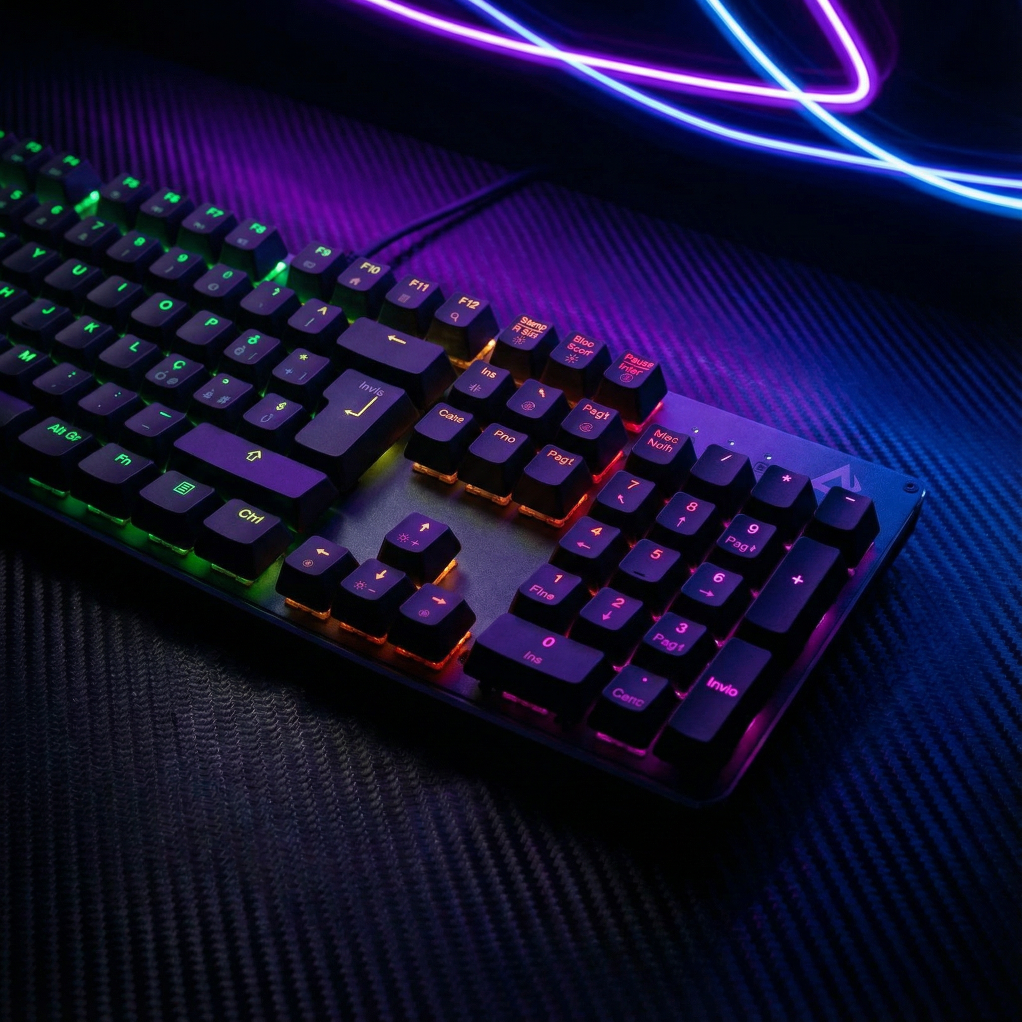 Un teclado negro con LEDs RGB de colores sobre un patrón de fibra de carbono.
