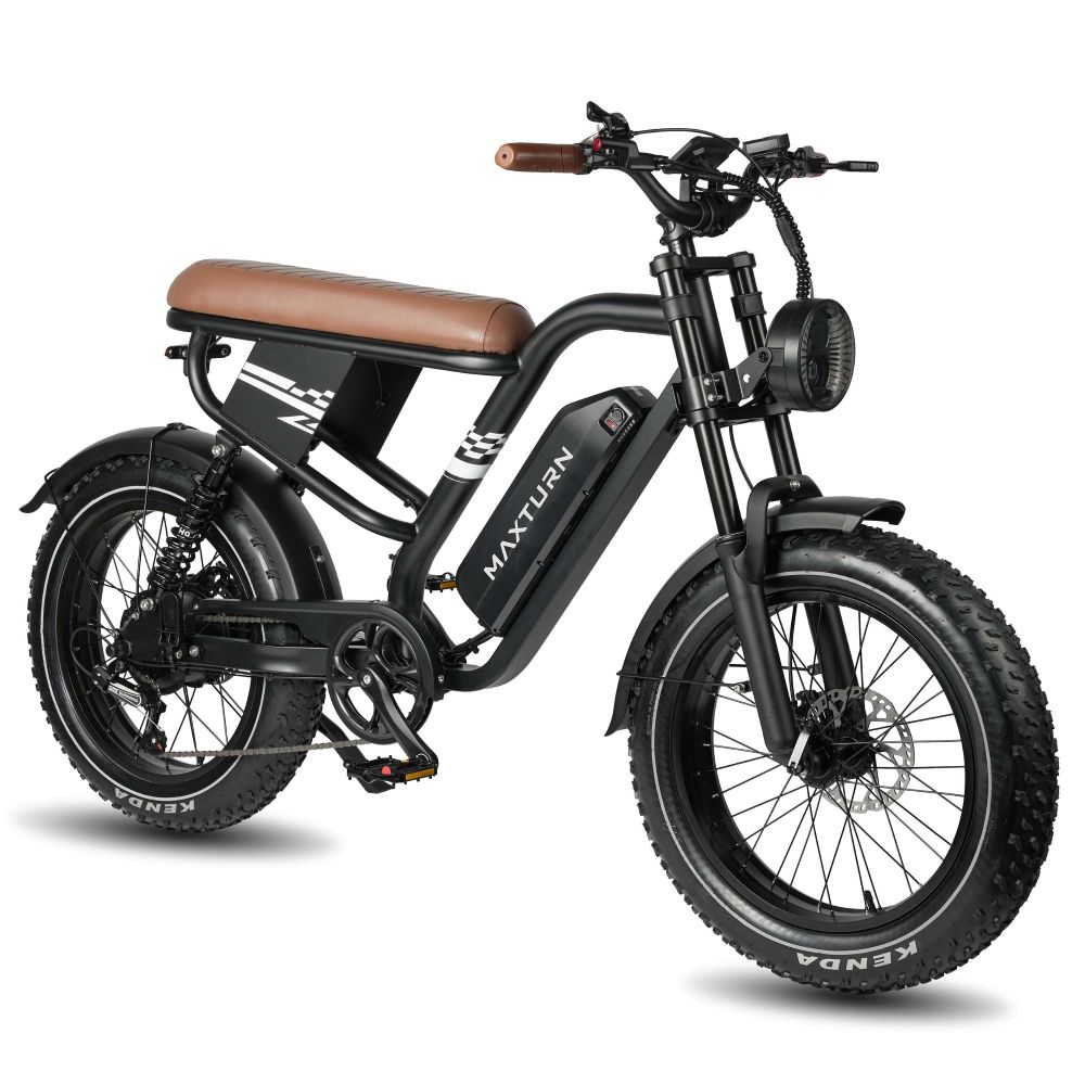Bicicleta eléctrica negra de llantas anchas con asiento marrón y logo MAXTURN.