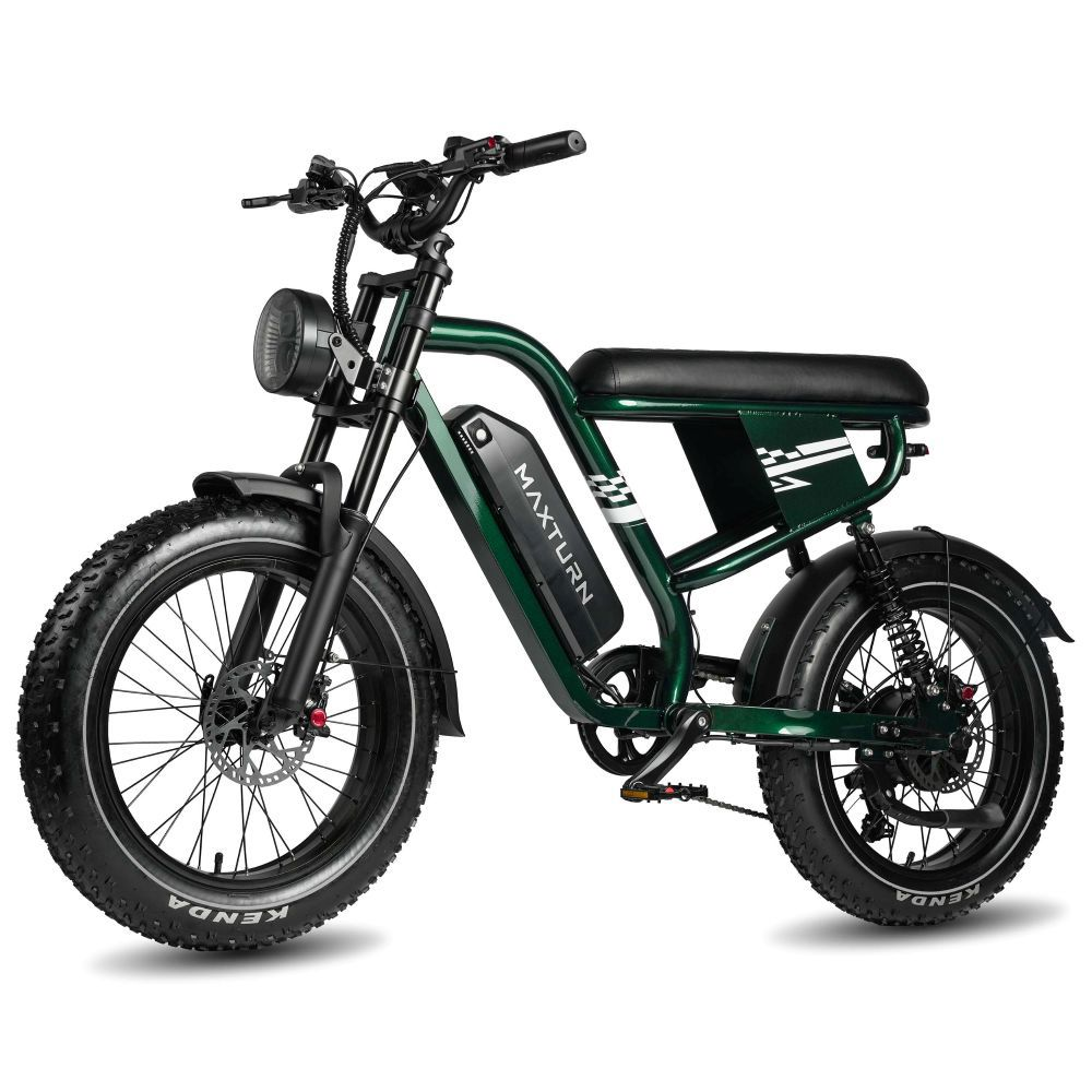 Una bicicleta eléctrica verde con neumáticos gruesos y asiento negro sobre fondo blanco.