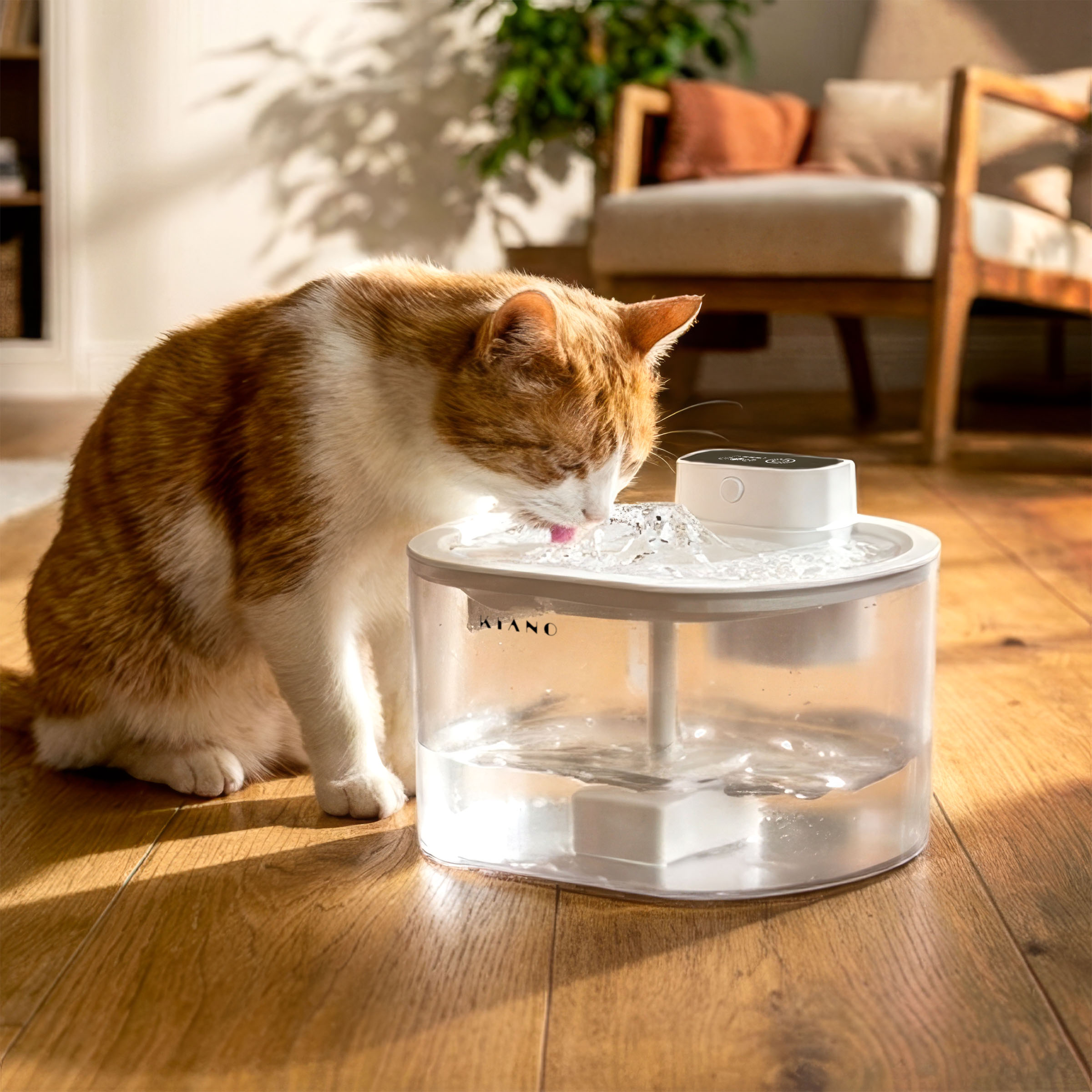 Un gato naranja y blanco bebe de una fuente de agua en un suelo de madera.