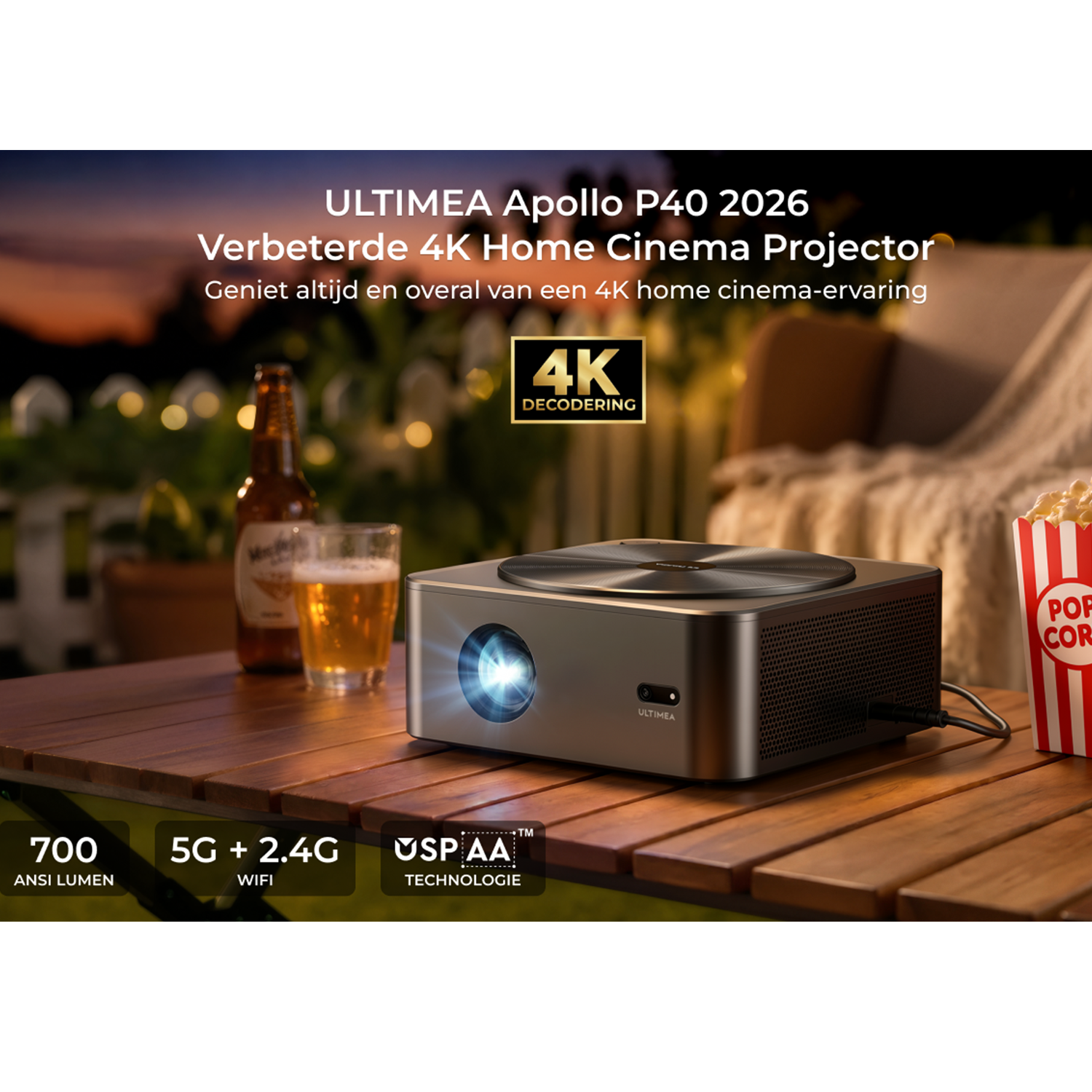 Een 4K-projector staat buiten op een houten tafel naast bier en popcorn.