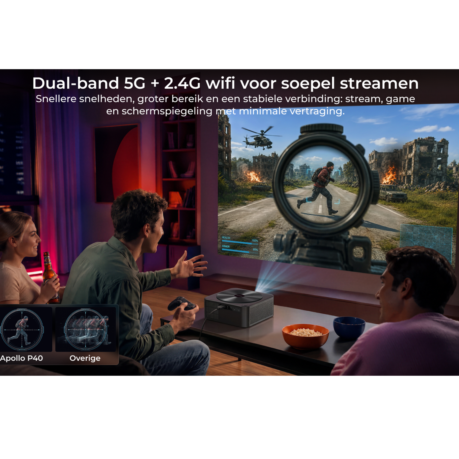Mensen spelen een videogame op een projector die een oorlogsspel weergeeft.