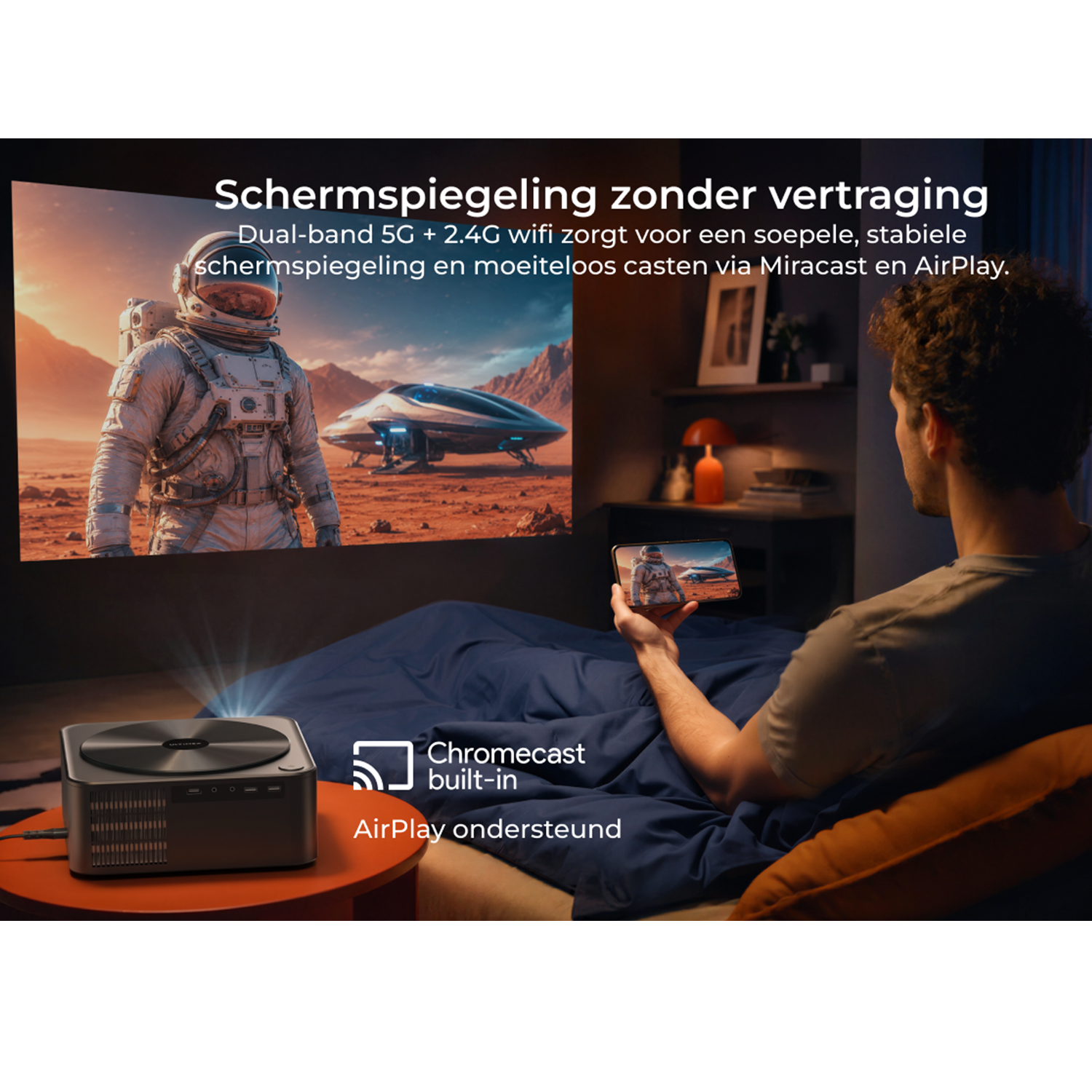Man in bed houdt telefoon vast, projecteert scherm naar projector.