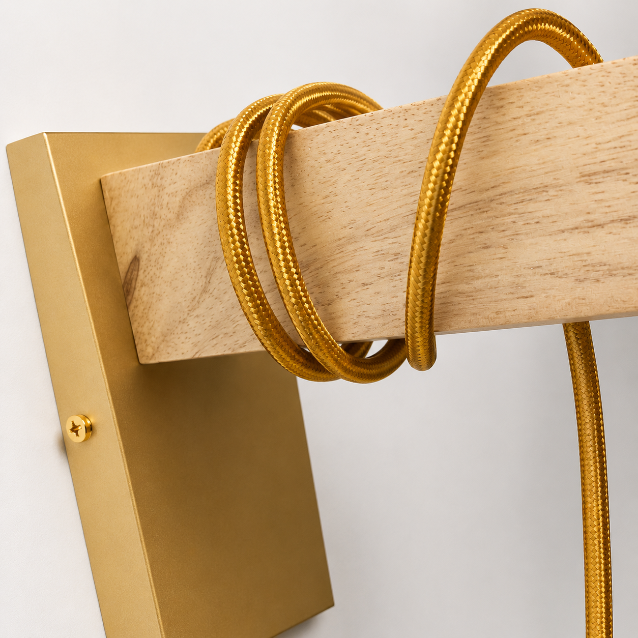 Un cordón dorado se enrolla alrededor de una barra de madera sujeta a un accesorio dorado.