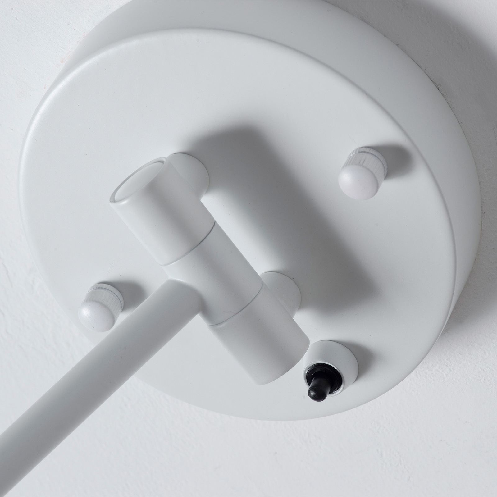 Luz de techo blanca con brazo ajustable y interruptor.
