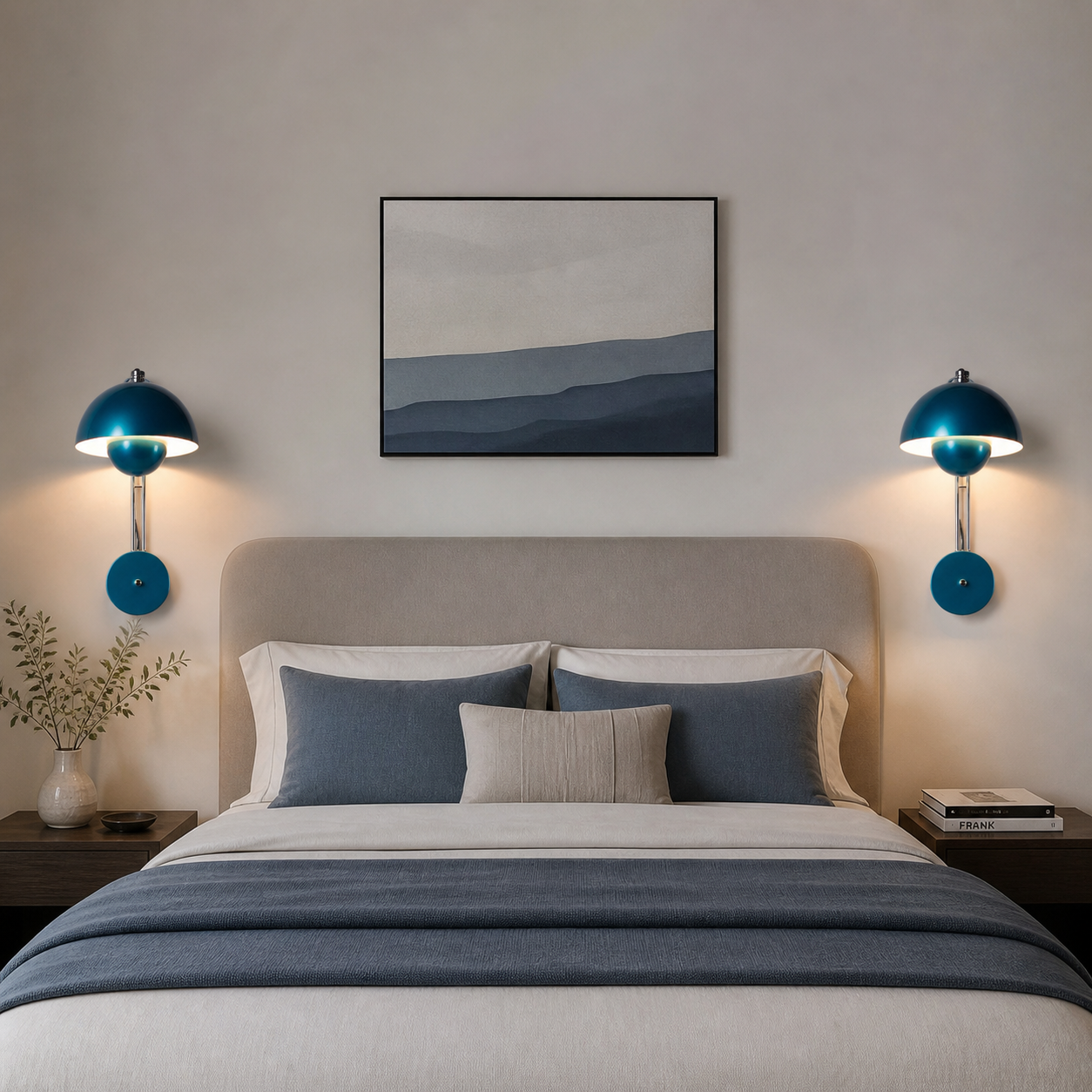 Un dormitorio con cama, almohadas, manta, mesitas de noche y lámparas de pared.