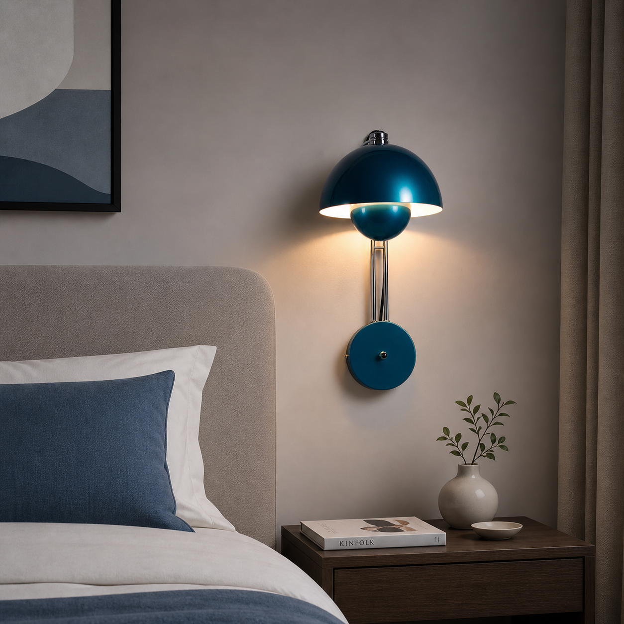 Una luz de pared azul sobre una mesita de noche junto a una cama.