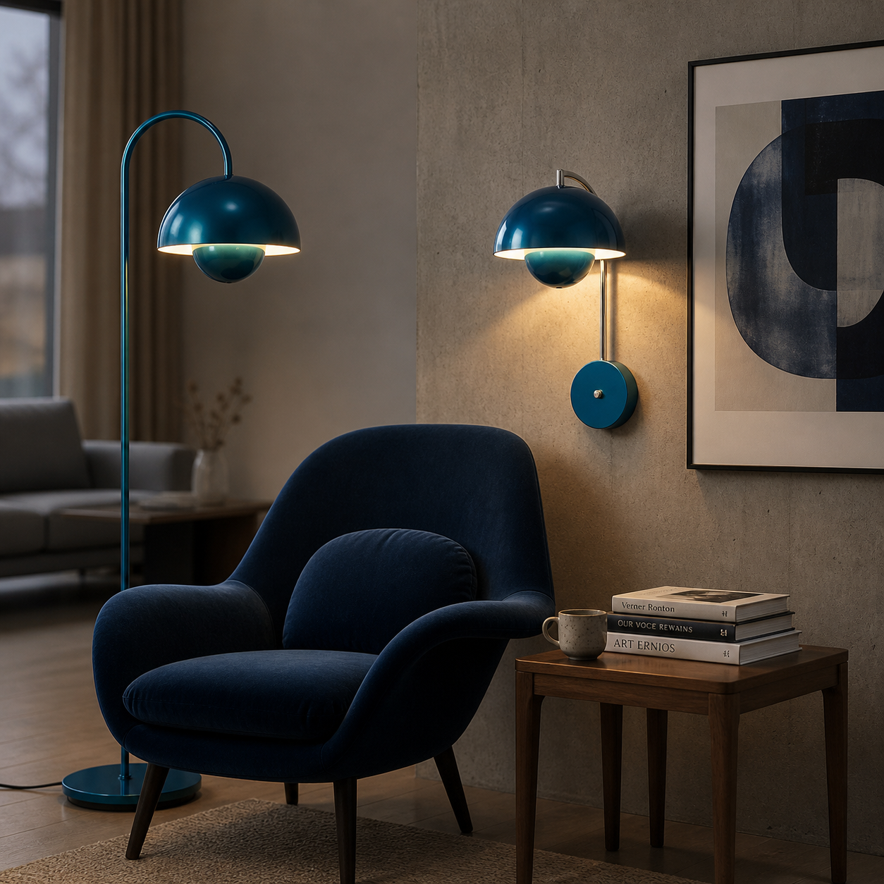 Un sillón azul junto a una mesita con libros y una taza.