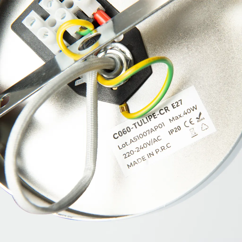 Primer plano del cableado eléctrico con etiqueta: C060-TULIPE-CR E27, Max 40W, 220-240V.