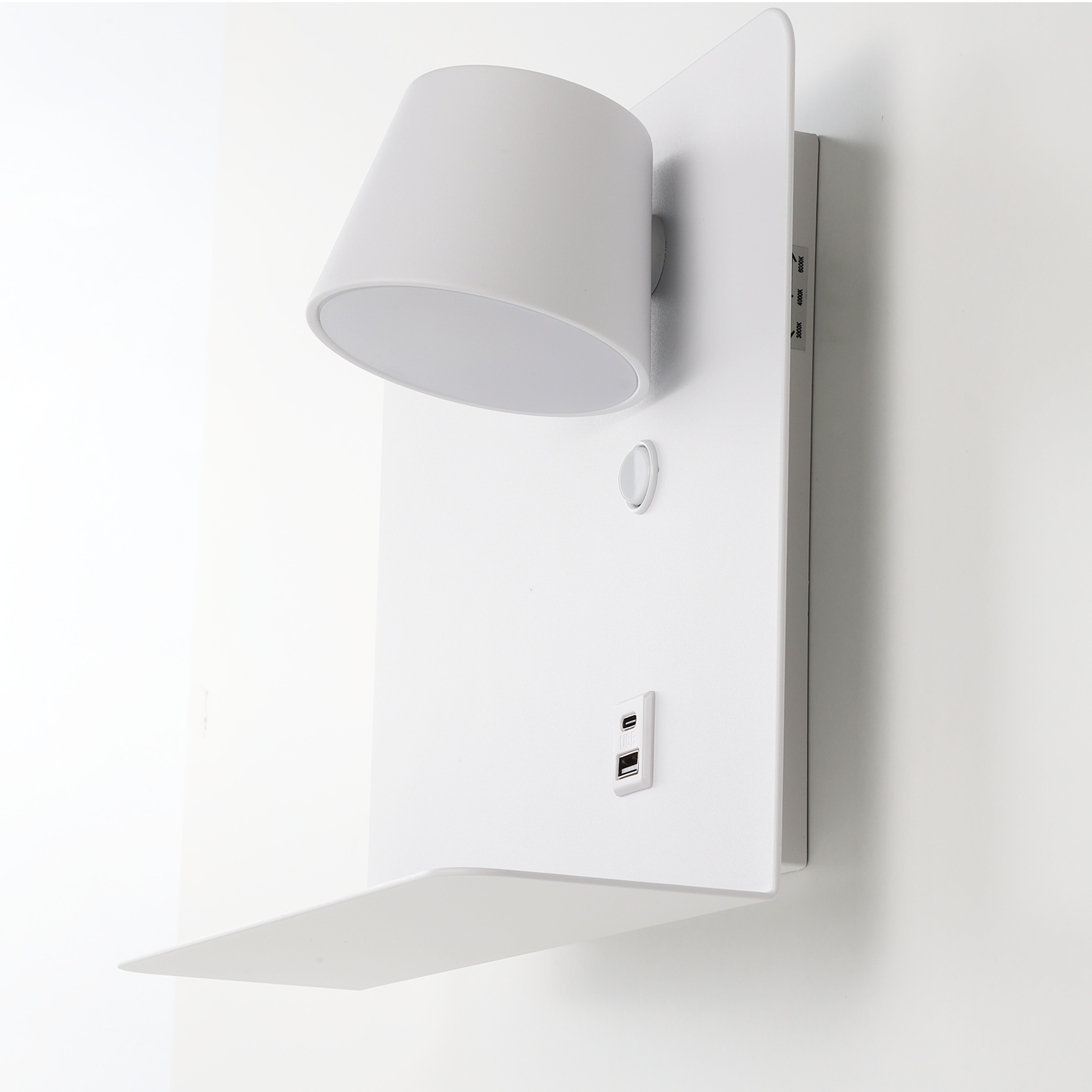 Lámpara de pared blanca con estante, puertos USB y un interruptor.