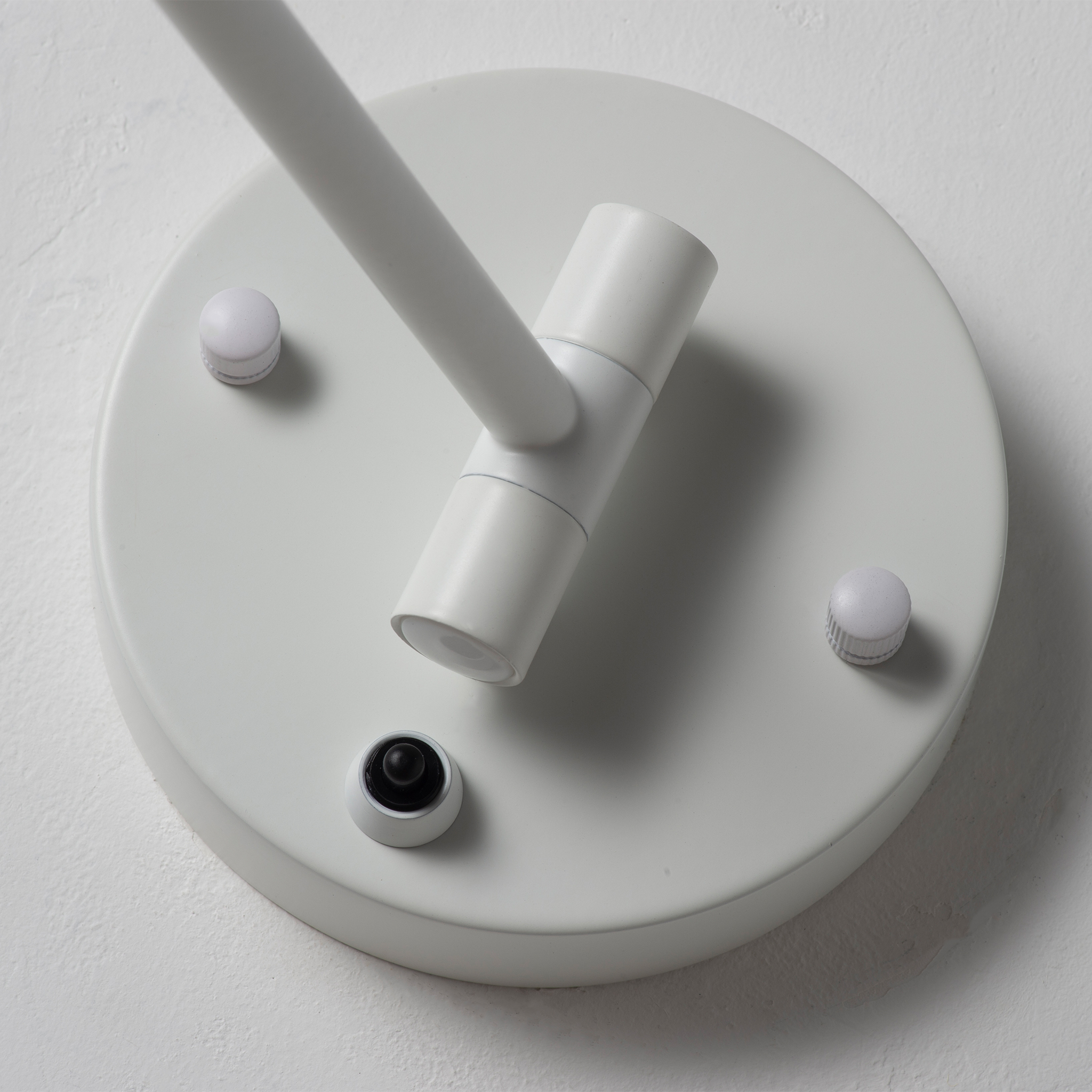 Soporte de techo blanco con brazo giratorio y dos pomos.