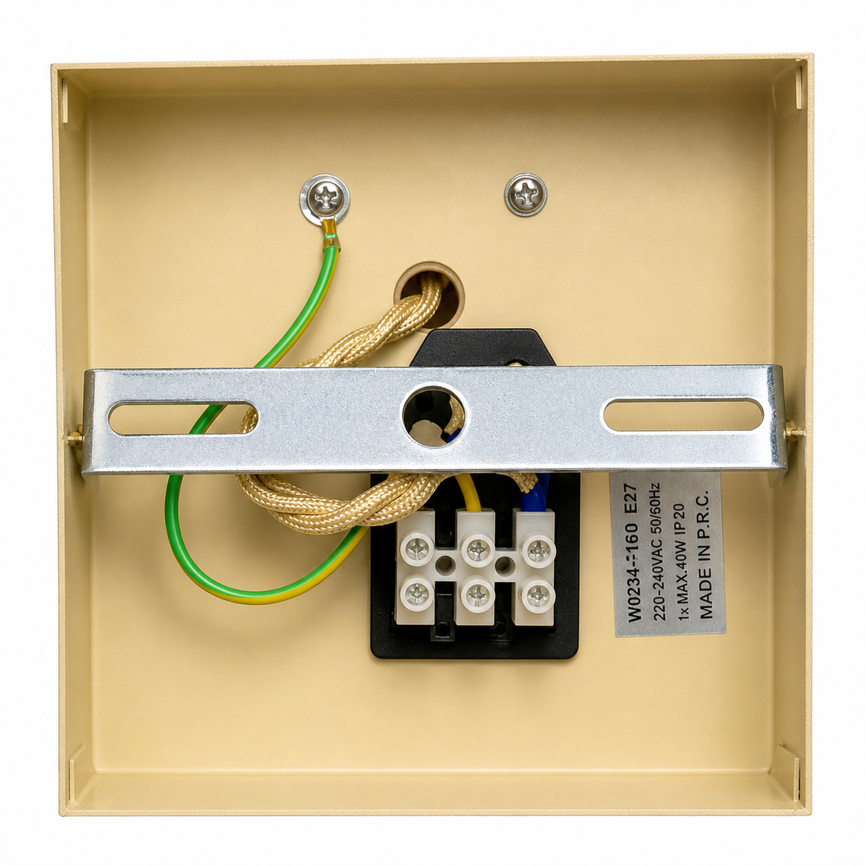 Interior de una caja eléctrica beige con cables, bloque de terminales y soporte.