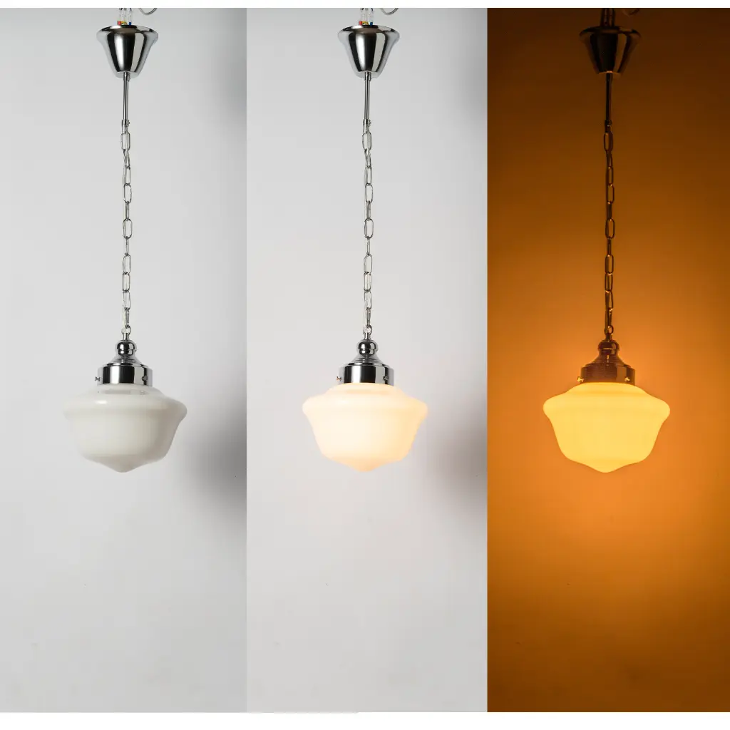 Vista de tres partes de una lámpara colgante con pantalla de vidrio ópalo en diferentes estados de luz.