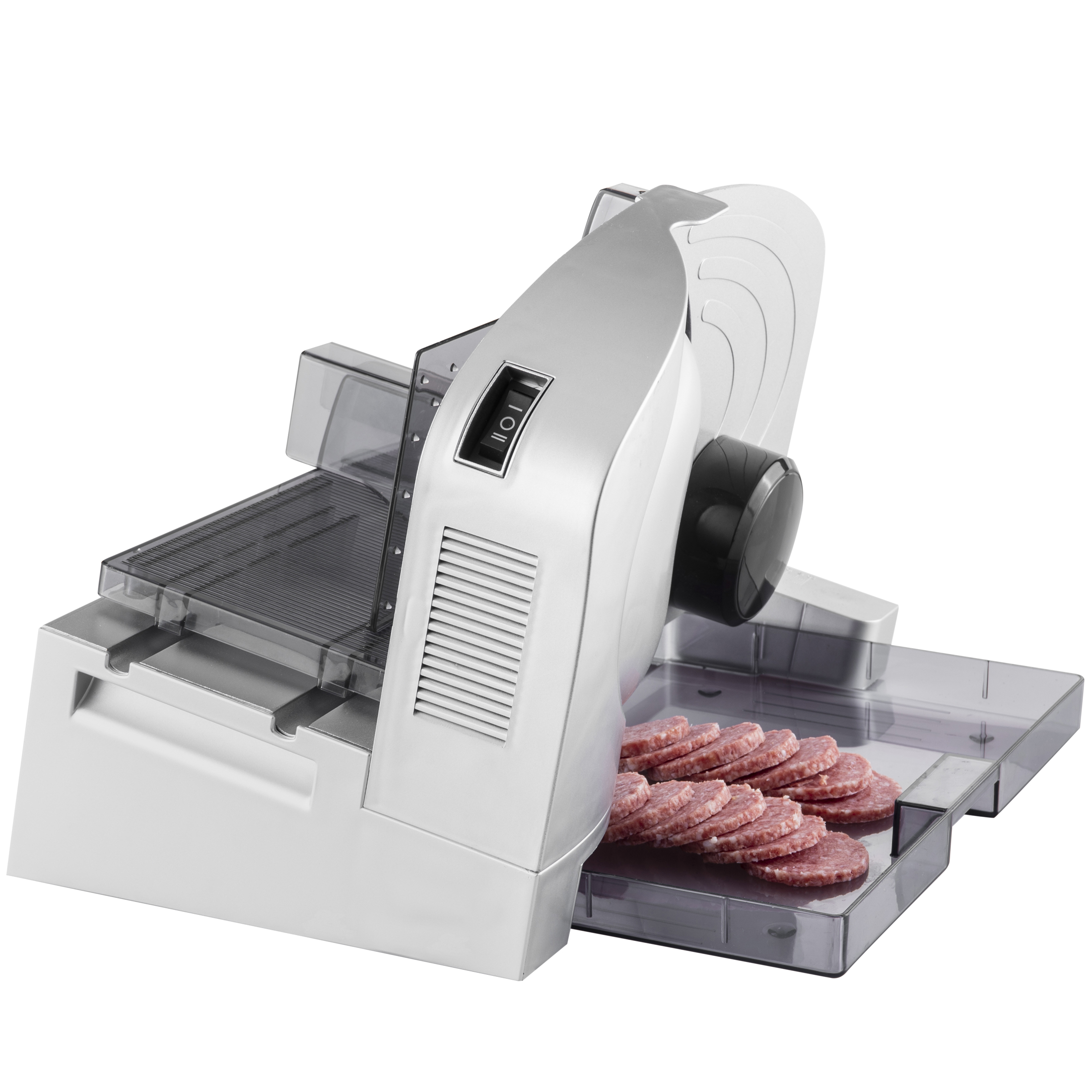 Affettatrice elettrica con fette di salame sul vassoio di uscita.
