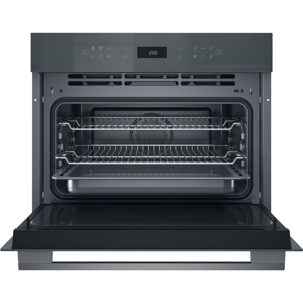 Un forno da incasso moderno con la porta aperta, che mostra l'interno, due griglie e una teglia.