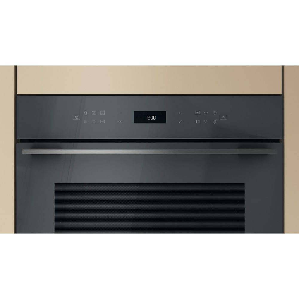 Un forno moderno con display digitale, pannello di controllo e maniglia.