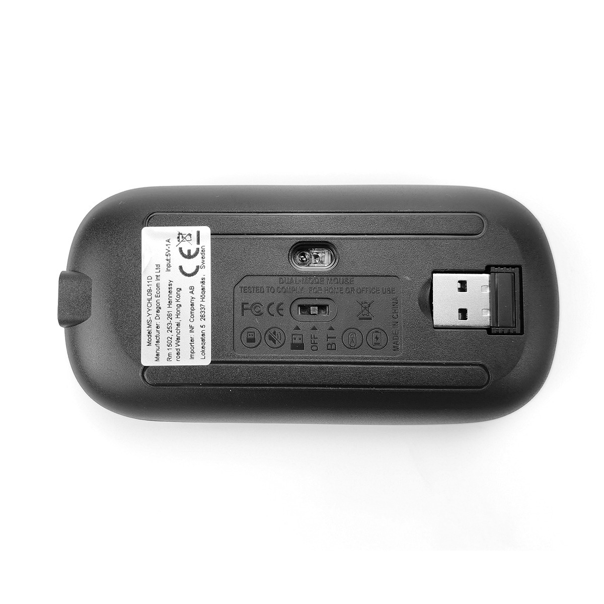 Vista inferiore di un mouse per computer nero a doppia modalità con etichette e ricevitore USB.