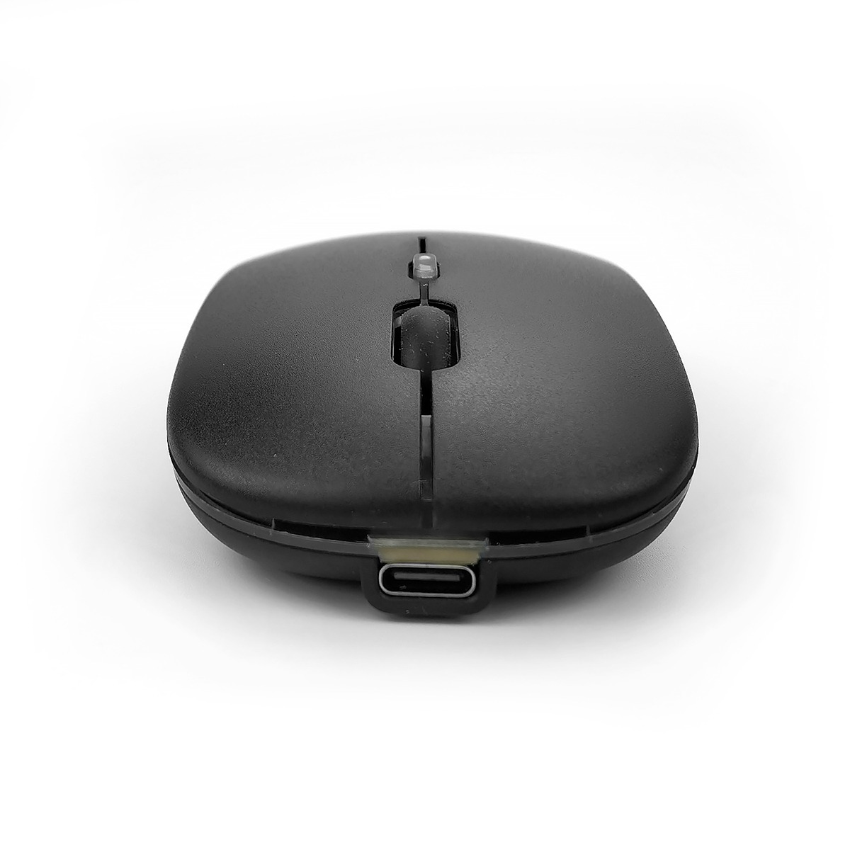 Un mouse per computer nero con rotella di scorrimento e porta USB-C.